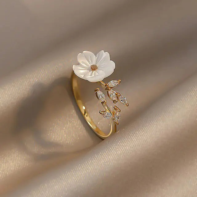 Ladies White Shell Flower Opening Rings, Gifts Wedding Elegant
